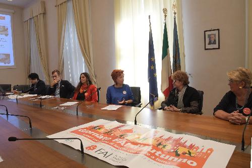 L’assessore regionale alla Cultura e Sport, Tiziana Gibelli (seconda da dx), e la presidente regionale del Fai (Fondo italiano per l’ambiente) Tiziana Sandrinelli (terza da dx), intervengono a Trieste, alla presentazione della Giornata FAI d’autunno, in programma nel Capoluogo giuliano fra il 13 e il 14 ottobre